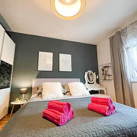 Beautiful Shine With Swimming Pool And Jacuzzi Kricke