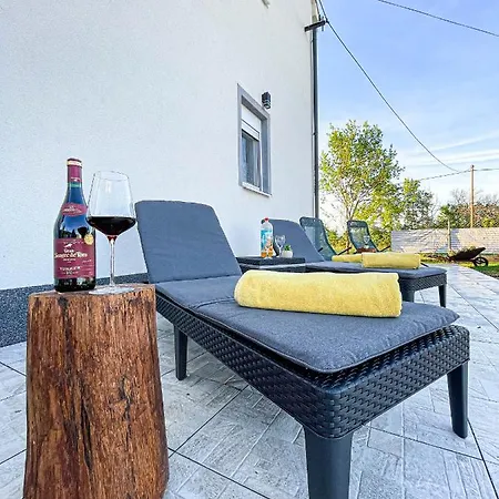 Beautiful Shine With Swimming Pool And Jacuzzi *